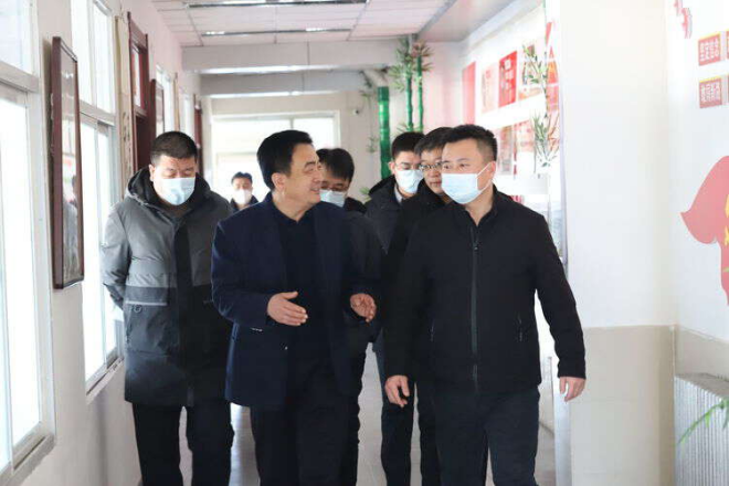 元宝山区人民政府副区长刘爽、金明莅临宝山一中调研
